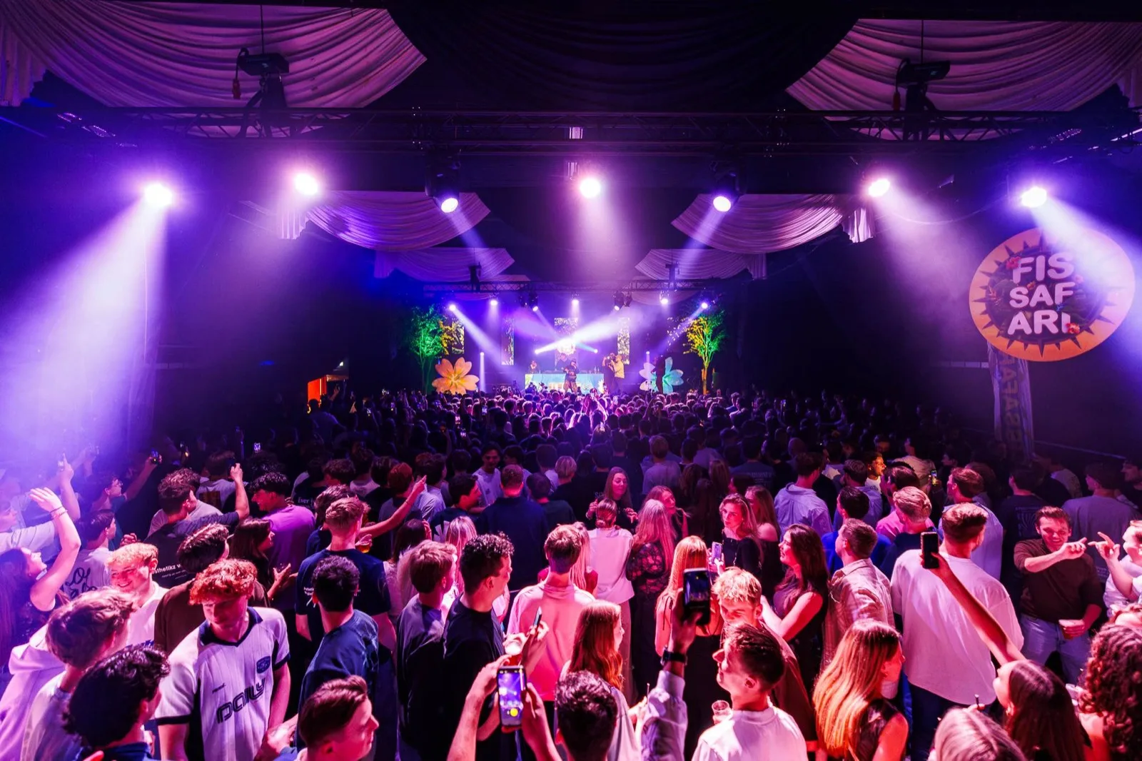 Volle zaal met paarse spots bij Fissafari