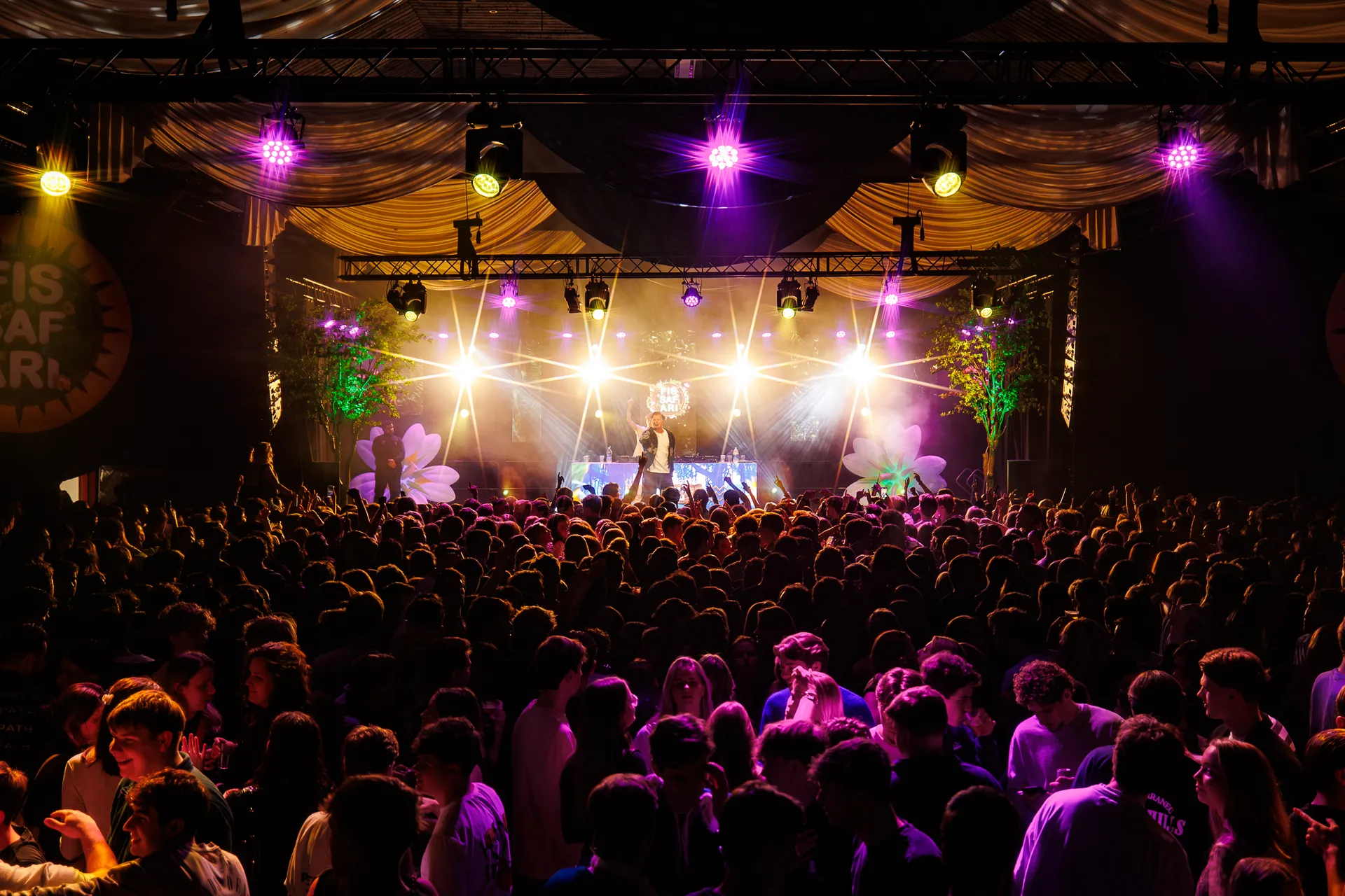 Volle zaal voor het podium, vol lichtspots