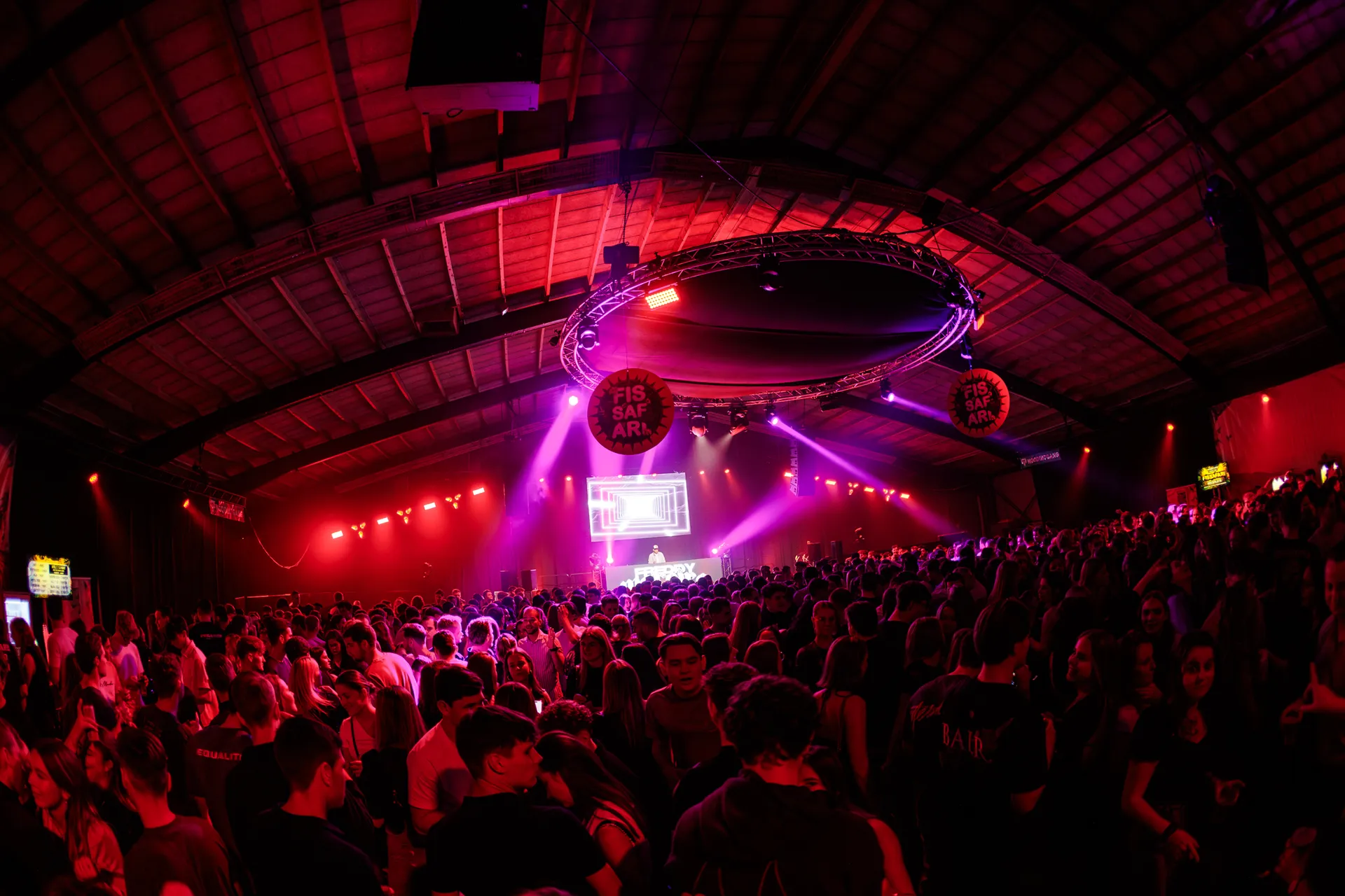 Rode lichtshow boven een volle zaal